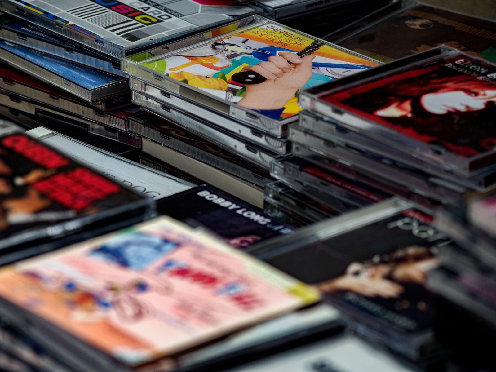 Raccolta reale di CD in custodia con copertine stampate riconoscibili